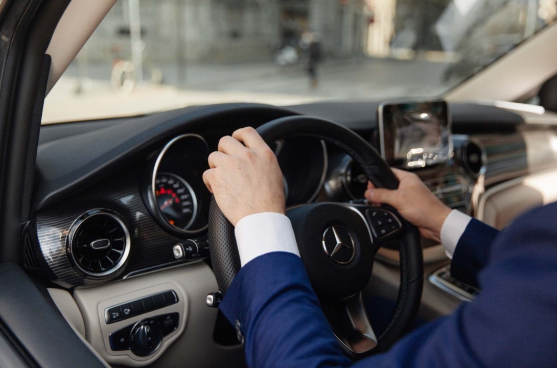 Chauffeur Hire – Perfect for Airport Transfers and Special Events